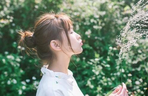 可爱女孩参加宴会